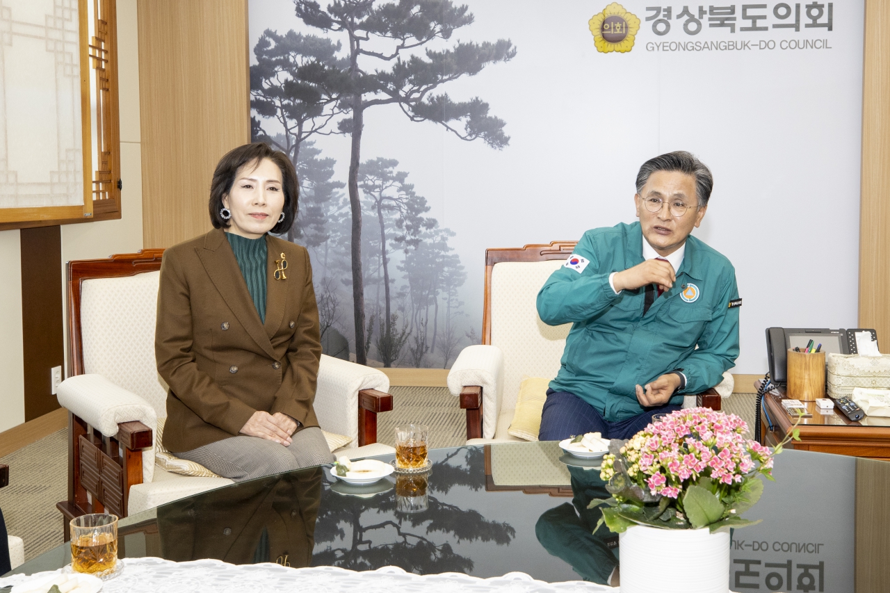 서울시의회 영남지역 산불 피해복구 지원 성금전달 이미지(8)