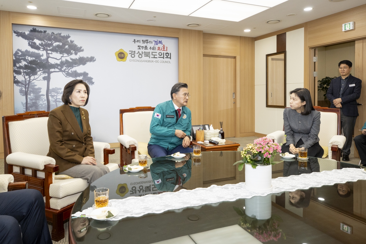 서울시의회 영남지역 산불 피해복구 지원 성금전달 이미지(9)