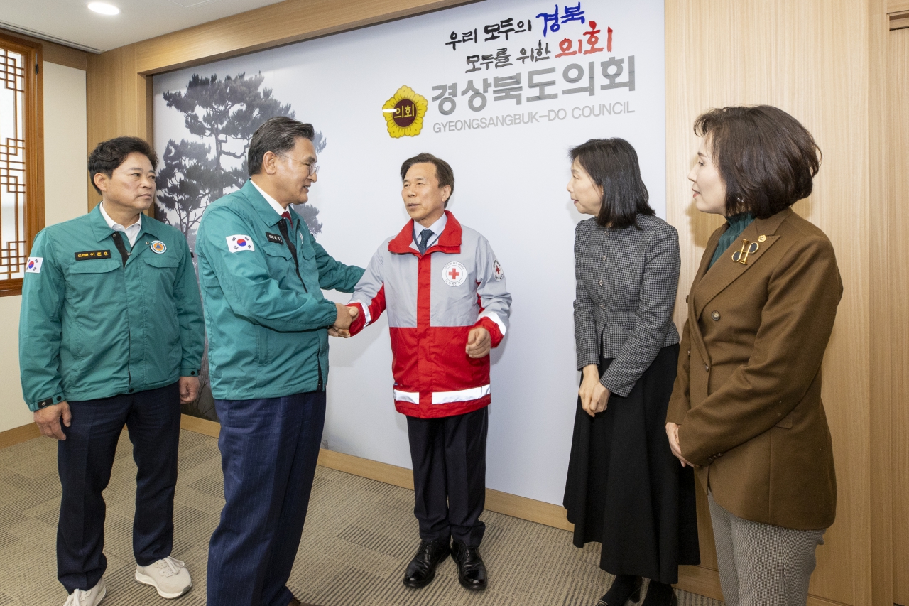 서울시의회 영남지역 산불 피해복구 지원 성금전달 이미지(2)
