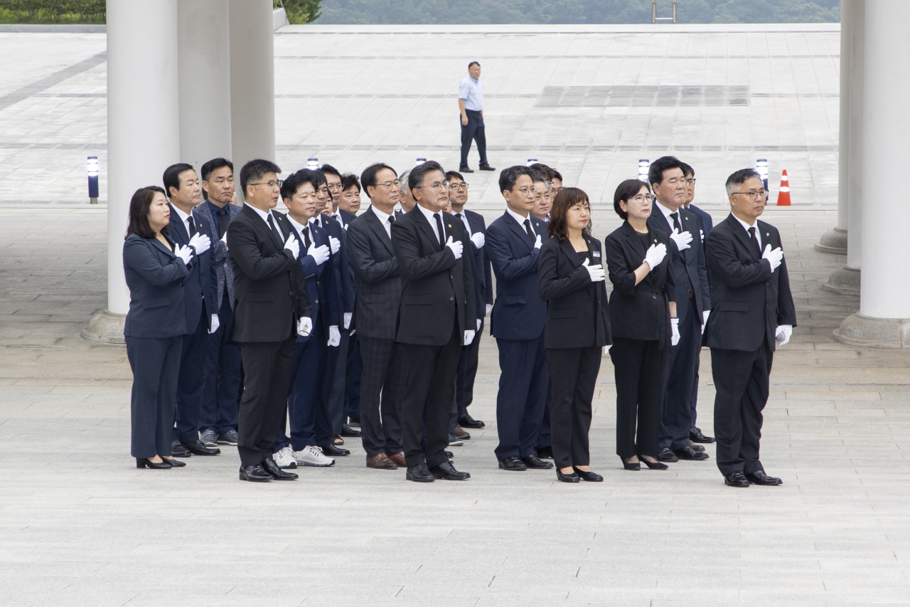 제12대 후반기의장단 호국원 참배 이미지(4)