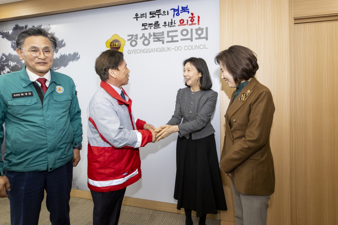 서울시의회 영남지역 산불 피해복구 지원 성금전달 이미지(3)