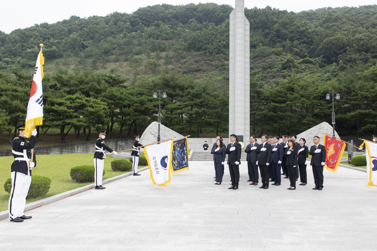 제12대 후반기의장단 호국원 참배 이미지(16)