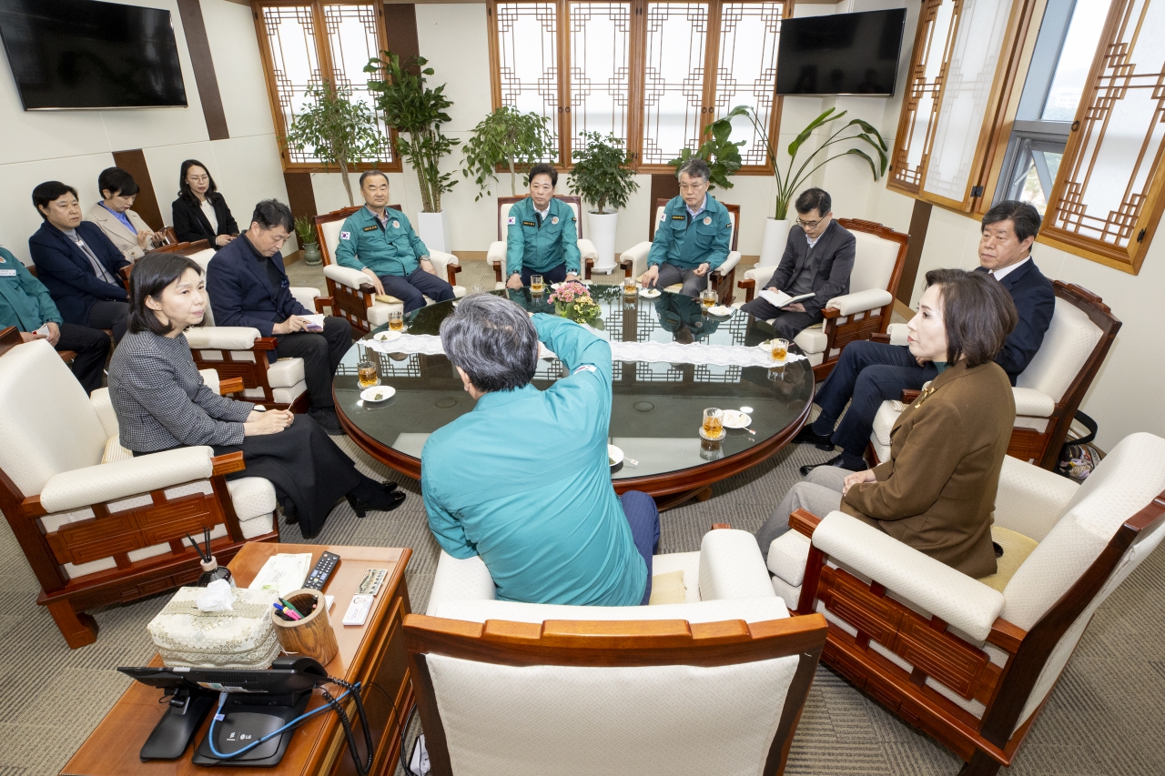 서울시의회 영남지역 산불 피해복구 지원 성금전달 이미지(10)