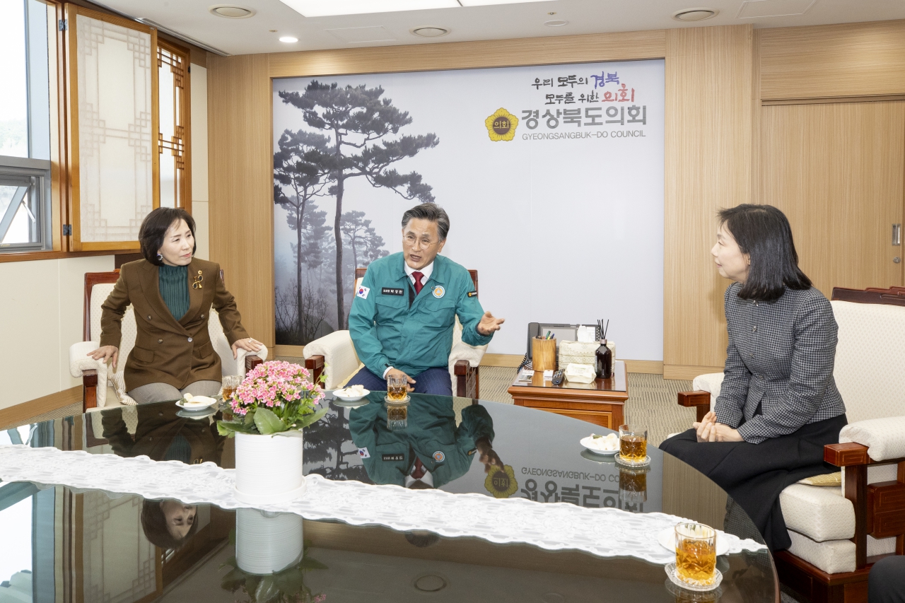 서울시의회 영남지역 산불 피해복구 지원 성금전달 이미지(6)