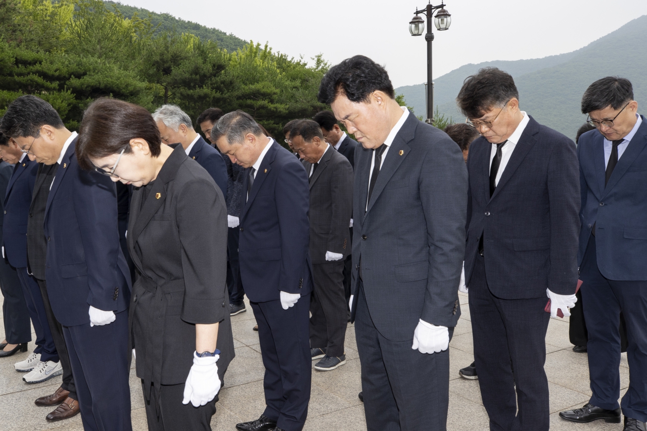 제12대 후반기의장단 호국원 참배 이미지(15)