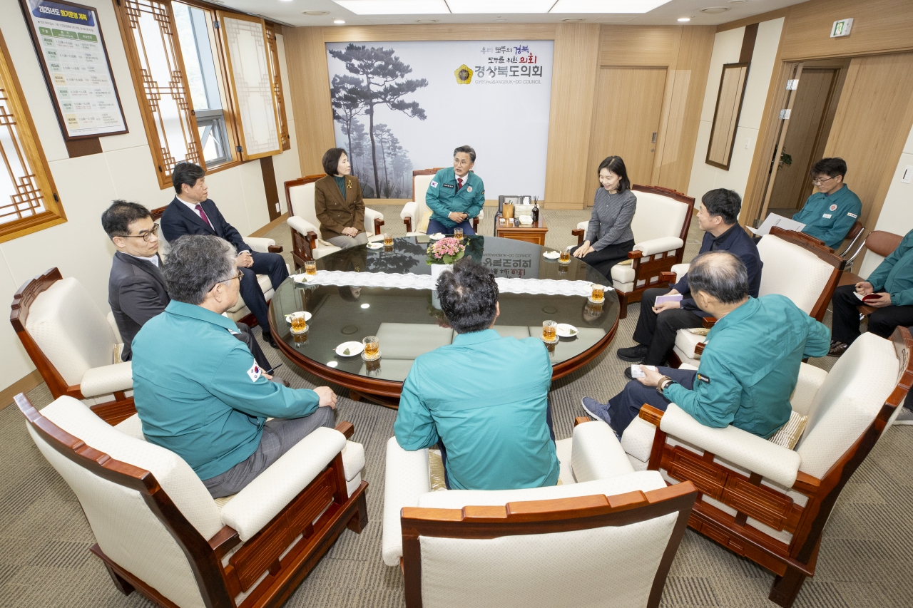 서울시의회 영남지역 산불 피해복구 지원 성금전달 이미지(5)