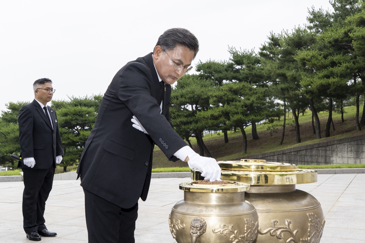 제12대 후반기의장단 호국원 참배 이미지(7)