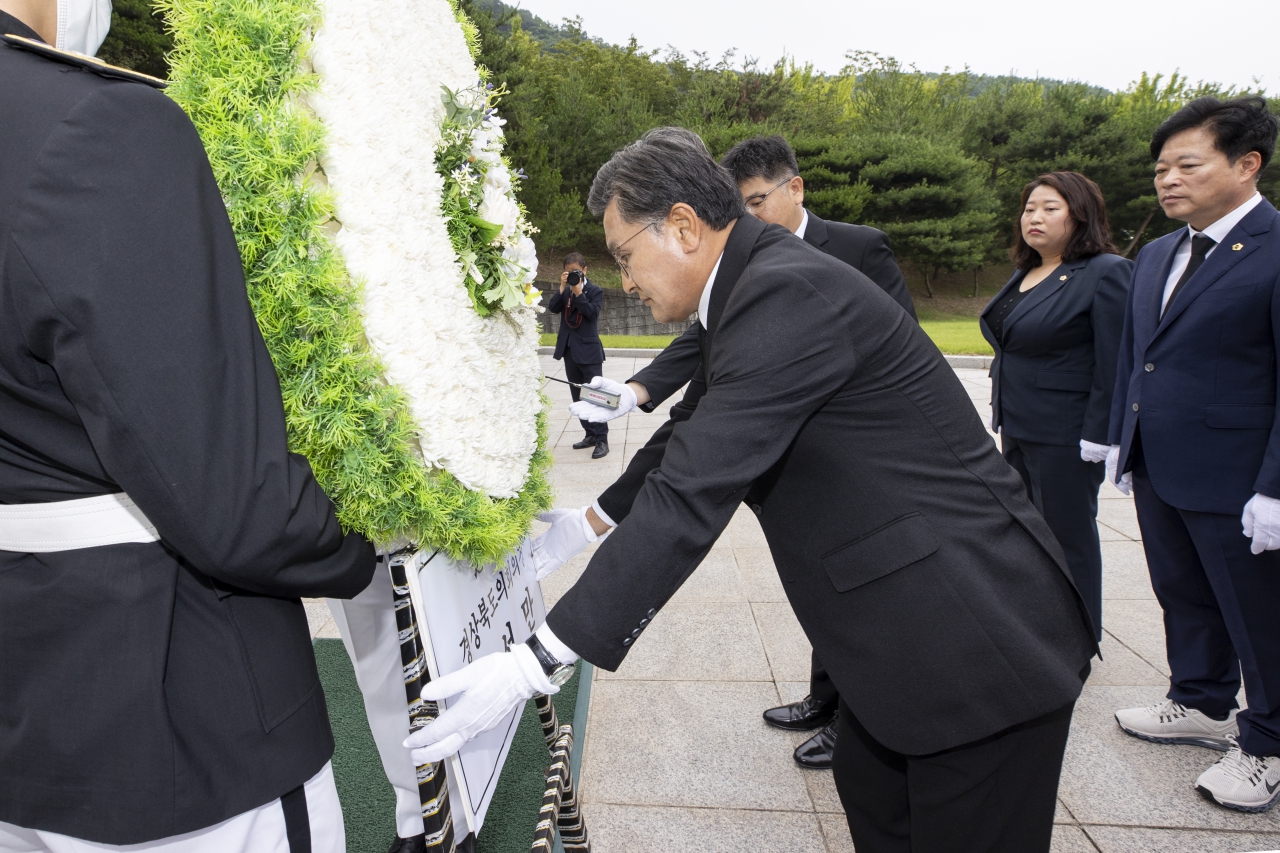제12대 후반기의장단 호국원 참배 이미지(6)
