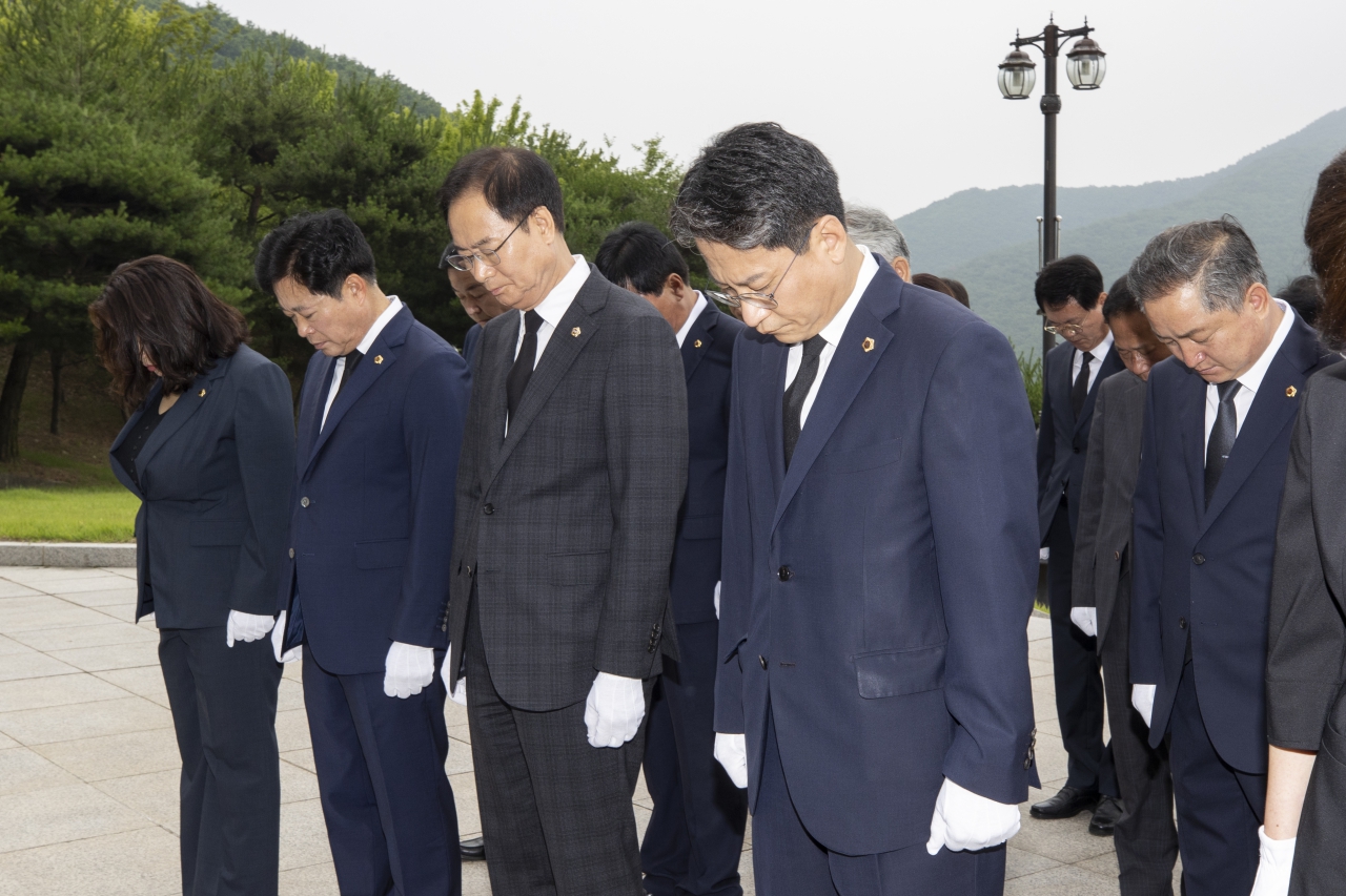 제12대 후반기의장단 호국원 참배 이미지(14)