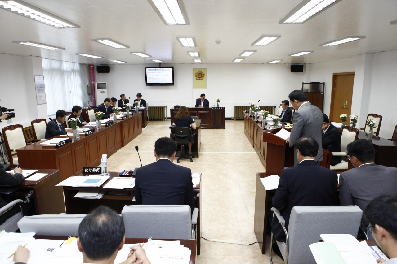 농수산위원회는 후반기 새롭게 원구성이 이뤄진 이후  8월 28일 농수산위원회 회의실에서 농수산국과 농업기술원에 대한 업무보고를 받고 .. 대표이미지