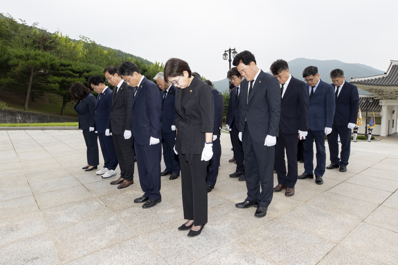 제12대 후반기의장단 호국원 참배 이미지(13)