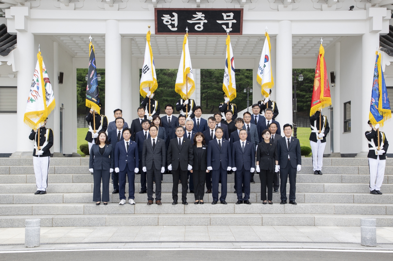 제12대 후반기의장단 호국원 참배 이미지(1)