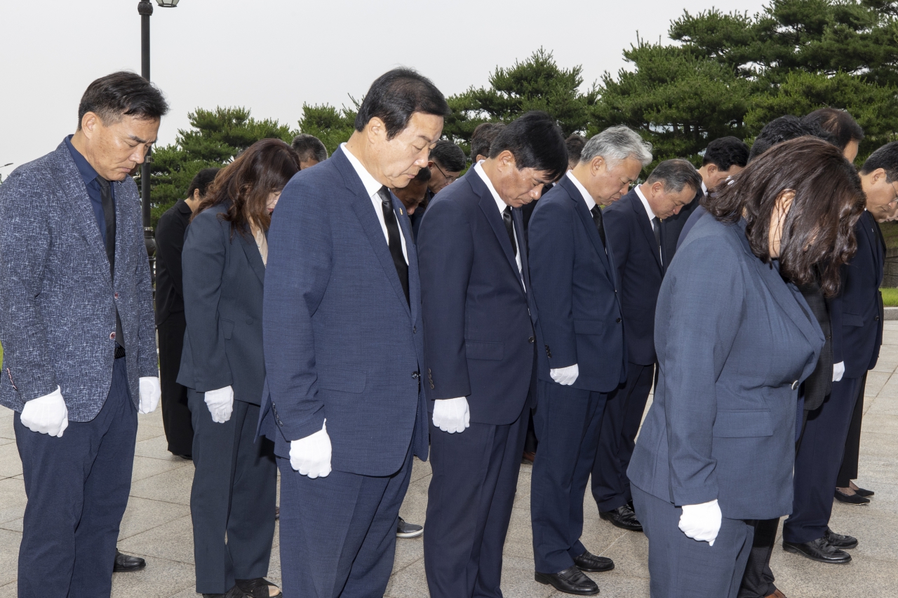 제12대 후반기의장단 호국원 참배 이미지(11)