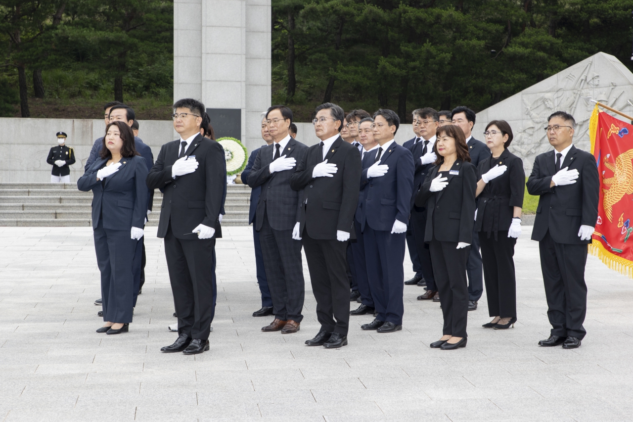 제12대 후반기의장단 호국원 참배 이미지(17)