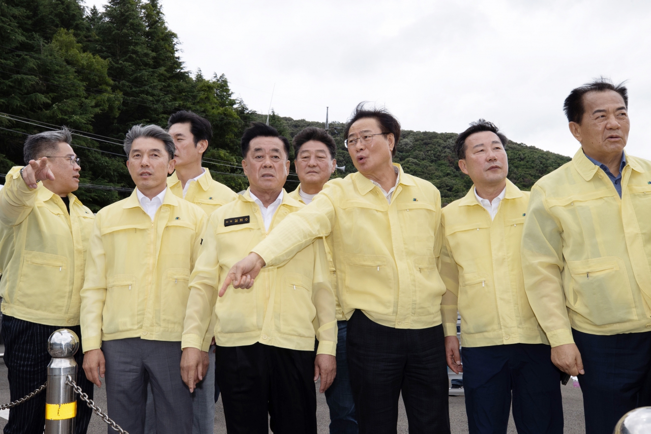 폭염 가뭄 피해지역 현지확인 경주 덕동댐 이미지(24)