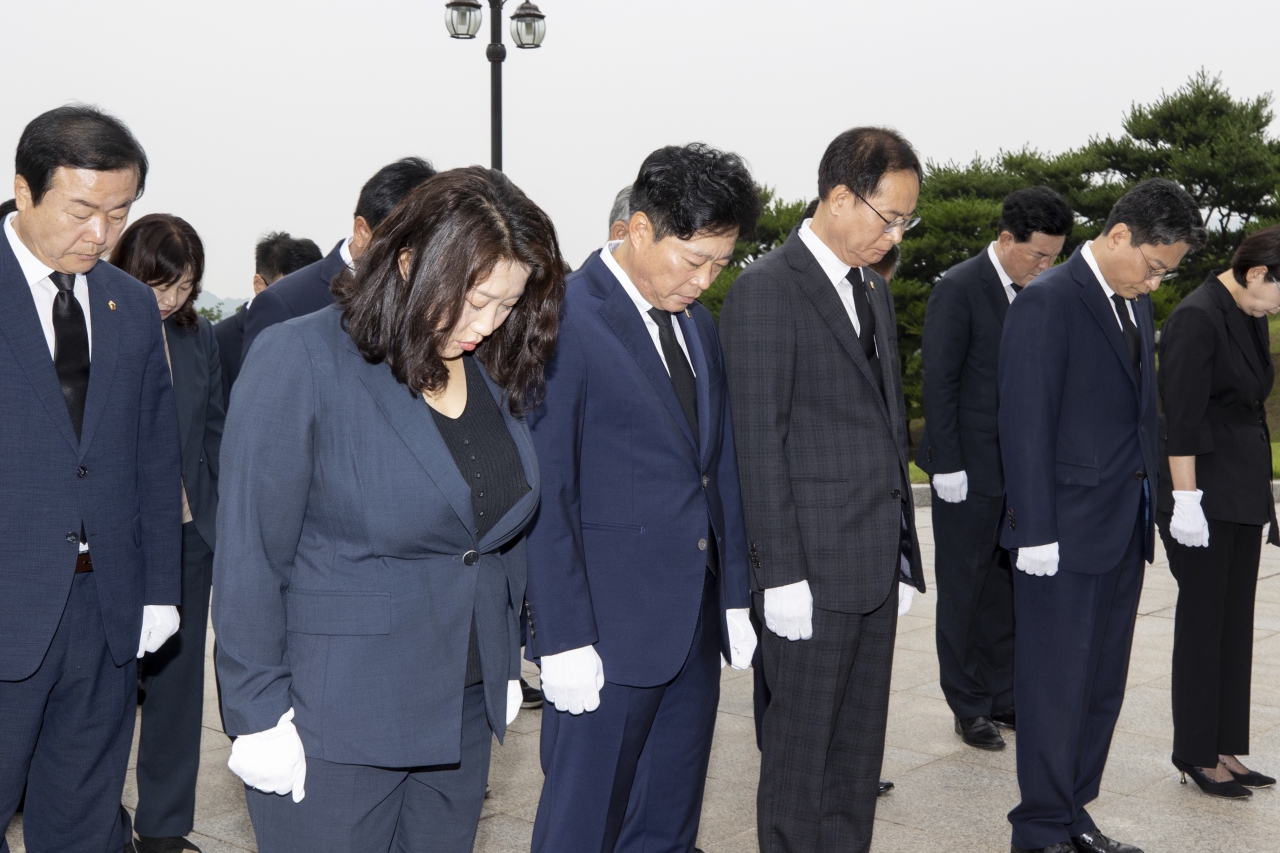 제12대 후반기의장단 호국원 참배 이미지(12)