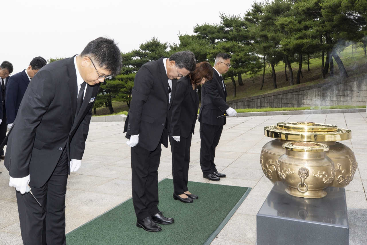 제12대 후반기의장단 호국원 참배 이미지(9)