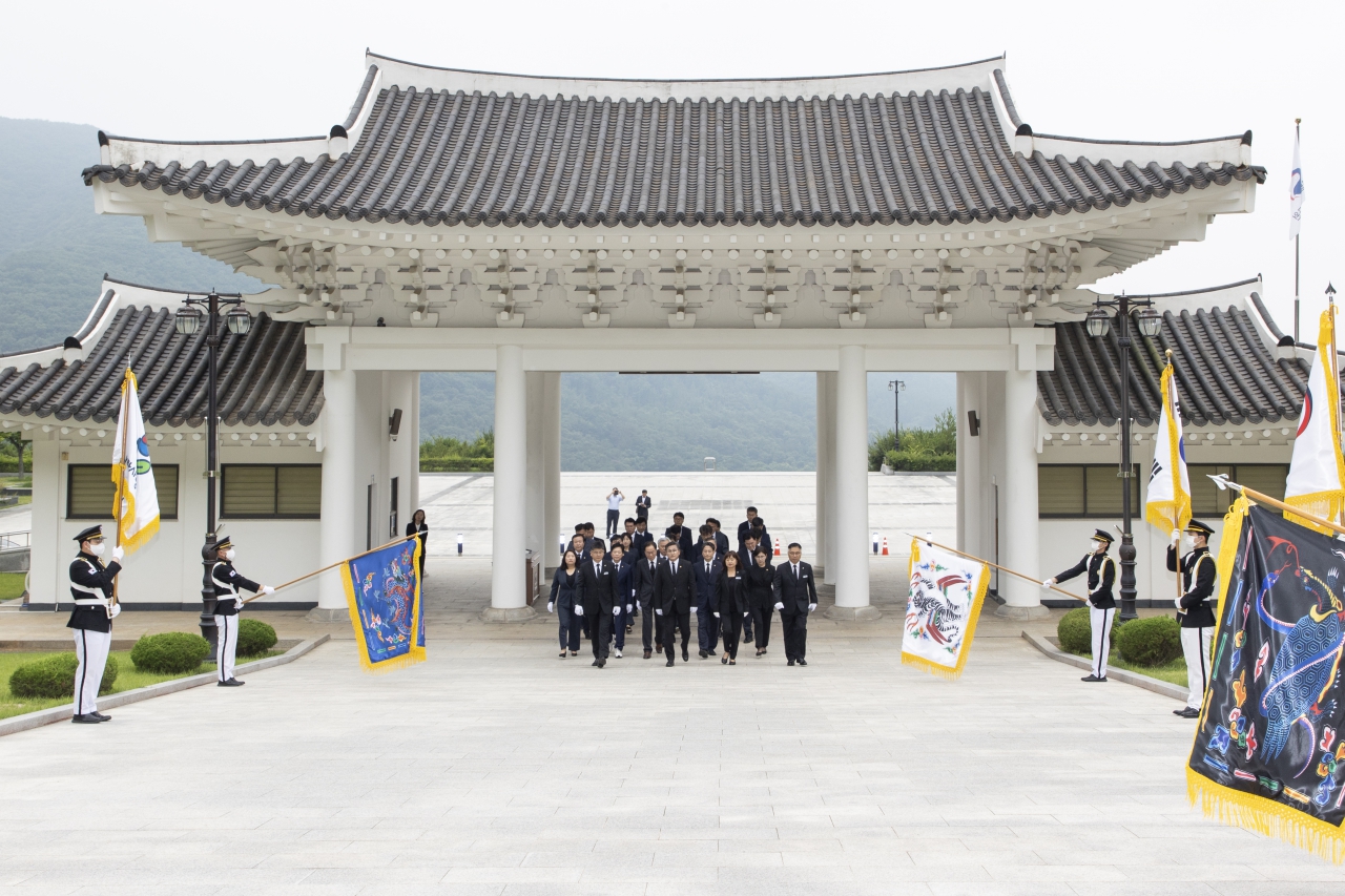 제12대 후반기의장단 호국원 참배 이미지(2)