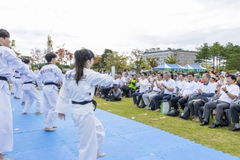 경상북도 맨발걷기 한마당 축제 및 전국체전 결단식 대표이미지