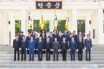 전반기 의장단·상임위원장 호국원 참배 대표이미지